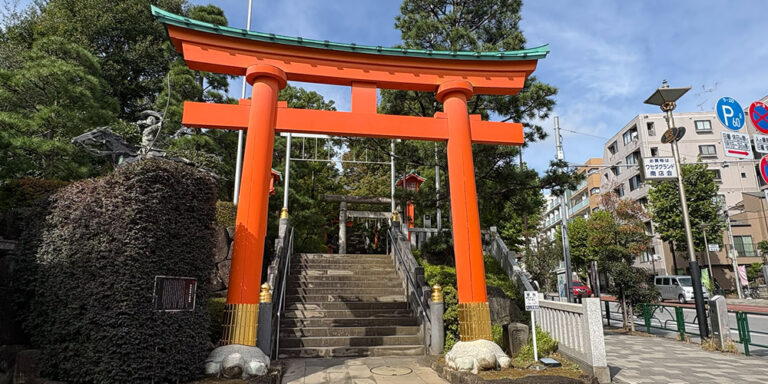 東京都新宿区にある穴八幡宮　一陽来復御守が有名