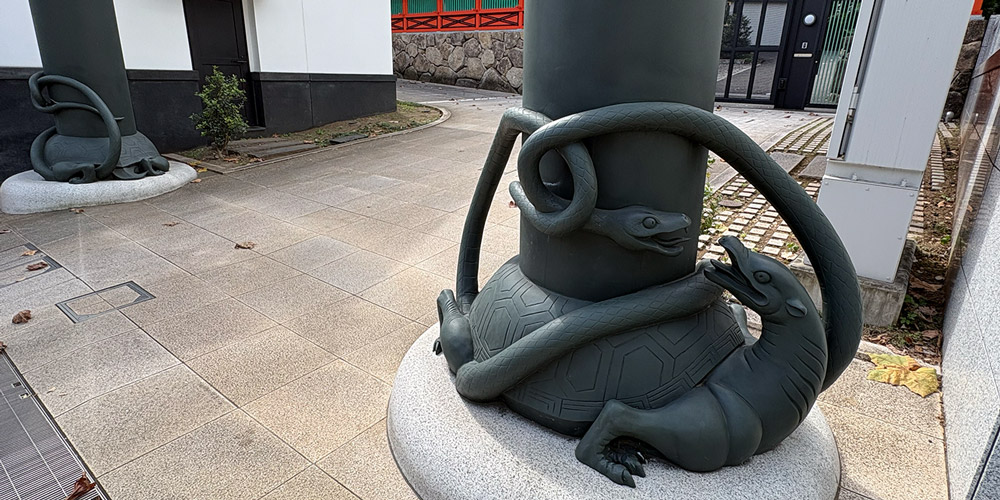 東京都新宿区にある穴八幡宮　一陽来復御守が有名